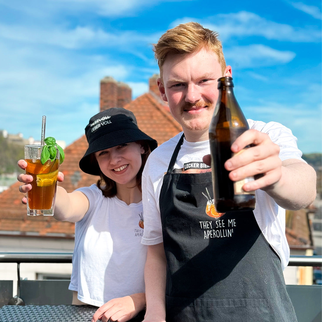 Die Gründer von Weinspirits mit Drinks auf einer Dachterrasse